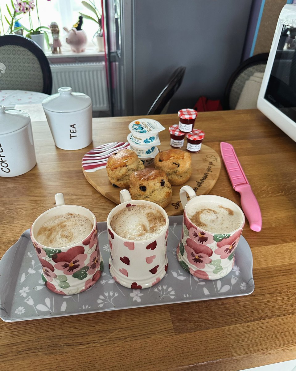 Today’s reason to smile…….using my lovely new serving board @RisenDesign1 for yummy scones (butter, jam then cream btw!) #CreamTea #EmmaBridgewater #PamperedChef #Yummy #Scones #Homemade xxx