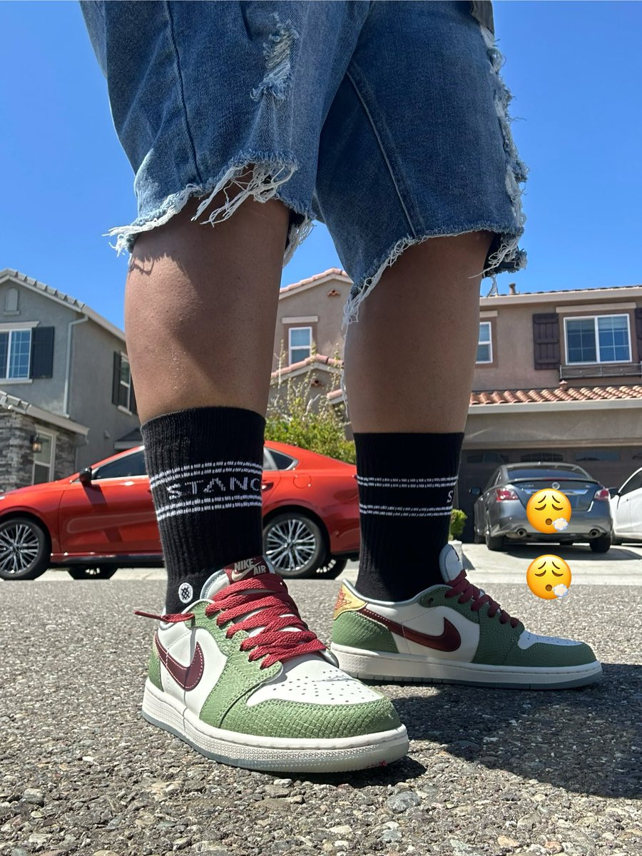 Happy Sunday its starting to feel like summer yall so decided to go outside .. kotd #cnyjordan #jordan1low #snkrsliveheatingup
#sneakerchallenge2024 #thesolefirm #stilllaceddifferently #snkrsliveheatingup 
#solecollectors #snkrskickcheck #sneakerhead #sneakerfreakerfam