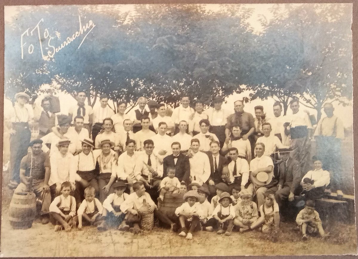 Germán Alarcón (@cgermanalarcon) on Twitter photo 1925 - Asado y vino en la cancha de <a href="/TiroFederalRos/">Tiro Federal</a>, situada en Humberto Primo al 1600.
La foto en el diario / La foto original 1925 - Asado y vino en la cancha de <a href="/TiroFederalRos/">Tiro Federal</a>, situada en Humberto Primo al 1600.
La foto en el diario / La foto original