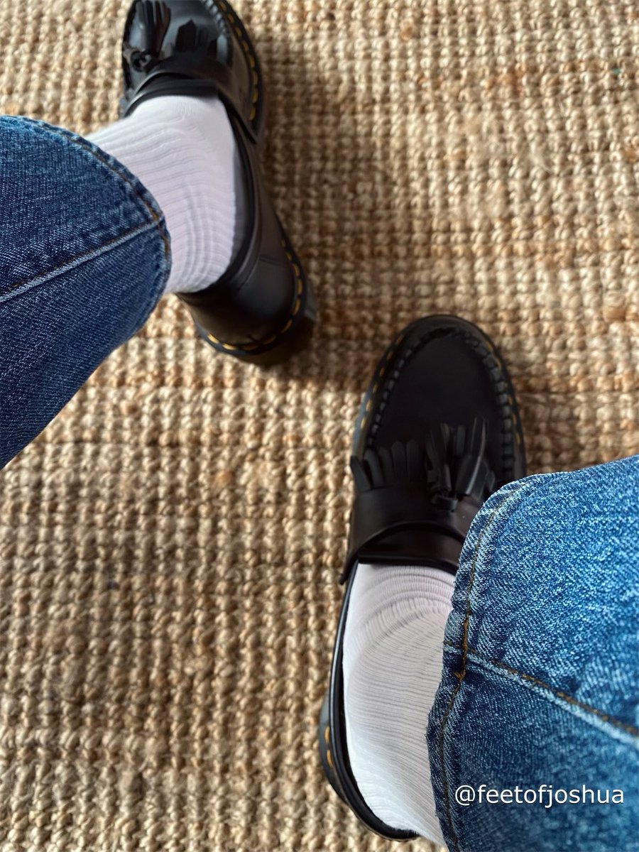 Hi

#whitesocks #loafers #mensfashion #aesthetic #docmartens #adrianloafers #socks