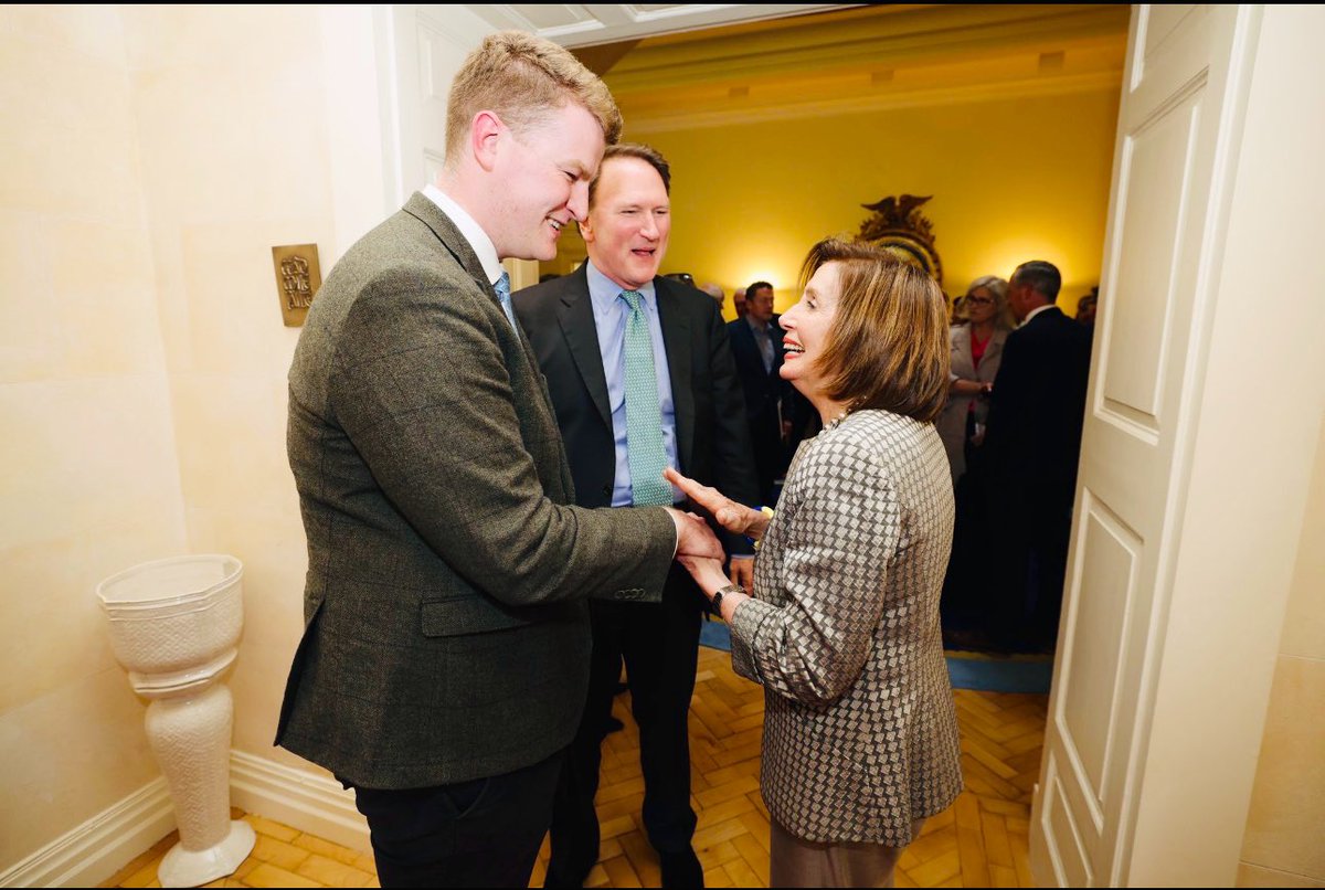 Such a privilege to meet @SpeakerPelosi again on her visit to Dublin. @USEmbassyDublin 🇮🇪🇺🇸