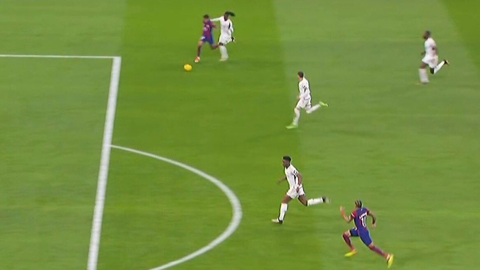 SakerSport's tweet photo. قوانين جديده في كرة القدم :-

• الكرة لا تعتبر هدف حتى تمزق الشباك
• إذا انفرد لاعب لا يطرد بل كرت اصفر
• داخل منطقة الجزاء اعتراض كتف لا تحسب بلنتي https://t.co/UOgV7EbXeH