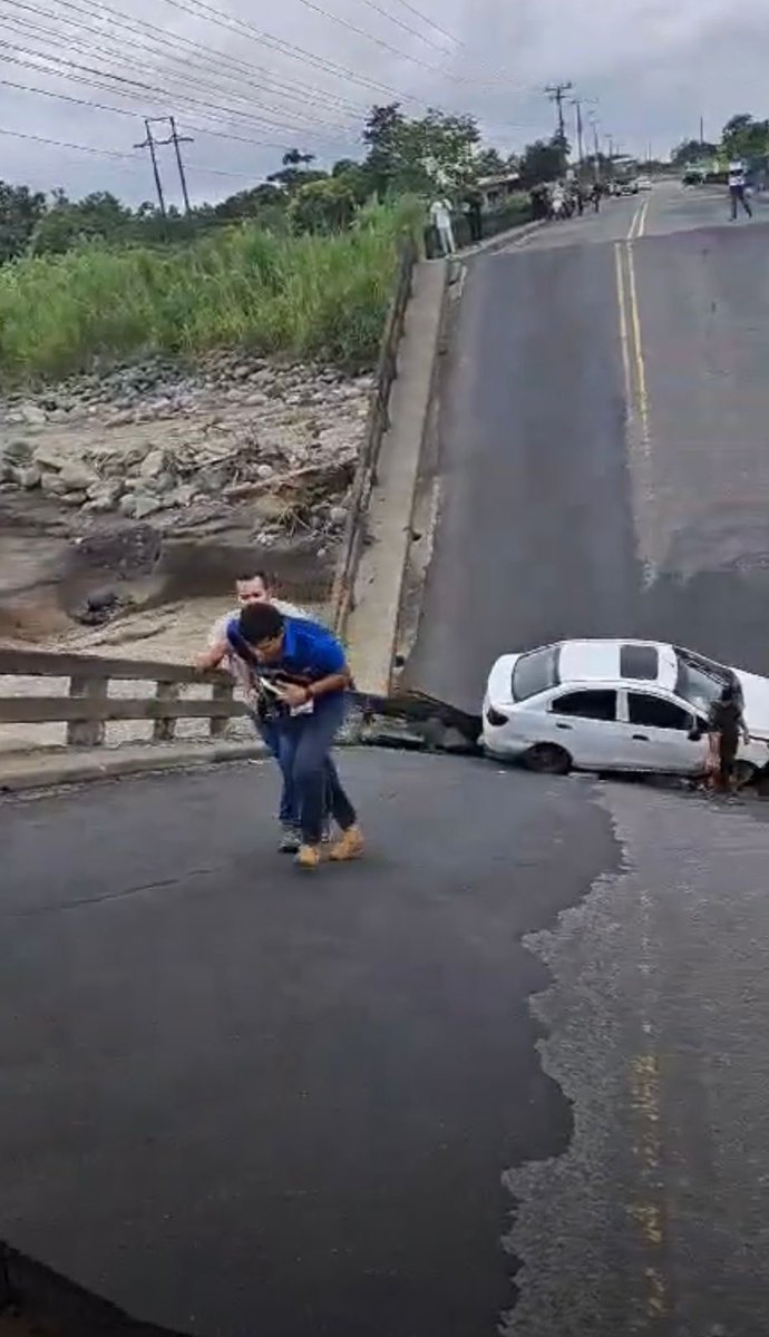 EmergenciasEc's tweet photo. Terrible!!
Se cayó el puente qué conecta los cantones El Triunfo - La Troncal https://t.co/fA1f18JUx8