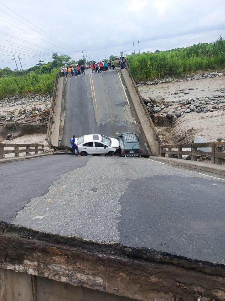 EmergenciasEc's tweet photo. Terrible!!
Se cayó el puente qué conecta los cantones El Triunfo - La Troncal https://t.co/fA1f18JUx8