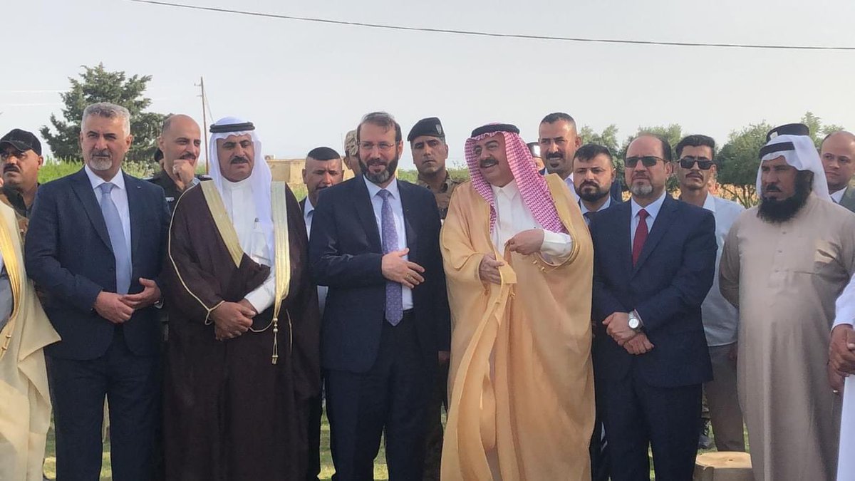 ahmed_mozahm's tweet photo. السيد عبدالاله النائل رئيس مؤسسة الشهداء في ضيافة الشيخ شيخ شمر فيصل الحروش الجربا
في قرية العلكانه ناحية ربيعة 

وقدم الشيخ فيصل الحروش الجربا للسيد عبدلاله النائل طلبات اهالي الشهداء و الجرحى في منطقة من ربيعة  

@SAlgarba https://t.co/jh5JlixeR4