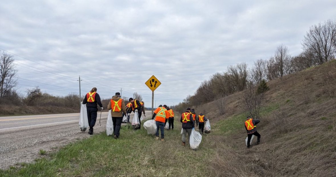 CPFFALocal499's tweet photo. In an effort to encourage safe and healthy neighbourhoods, members from Platoon 2 volunteered at our annual #AdoptARoad roadside cleanup. They lead the way with 3 other Platoons scheduled to pick up garbage along Hwy 24 in the coming weeks. #CambridgeConnected @cityofcambridge https://t.co/aoR3BUnjVN