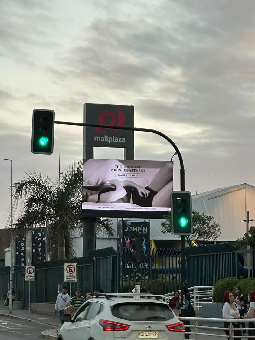tswiftcl's tweet photo. Chilean swifties celebrate in a big way! Last Friday was The Tortured Poets Department release day and we wanted to share it with everyone, so we decided to show it on these billboards that are installed in different cities of our country. 🤎@taylornation13 @taylorswift13 #TTPD https://t.co/ABRuYN0P4c