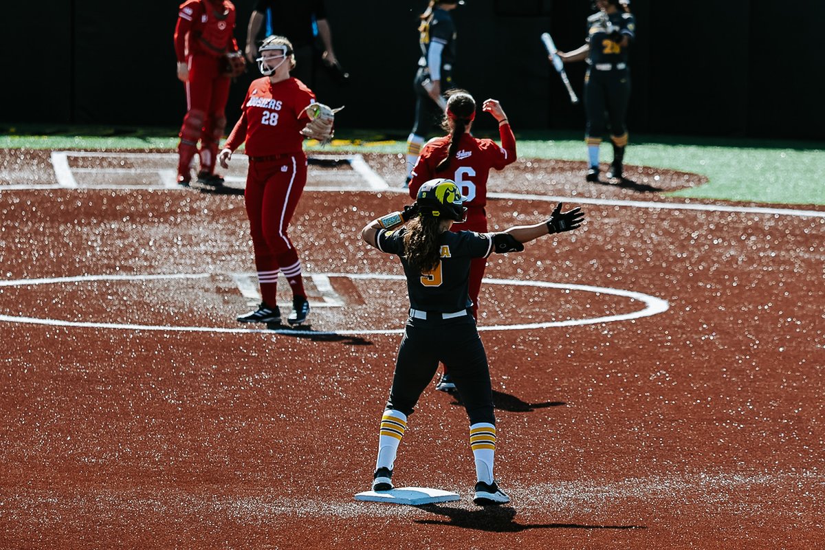 #Hawkeyes bring in one. E5 | Indiana 7, Iowa 3