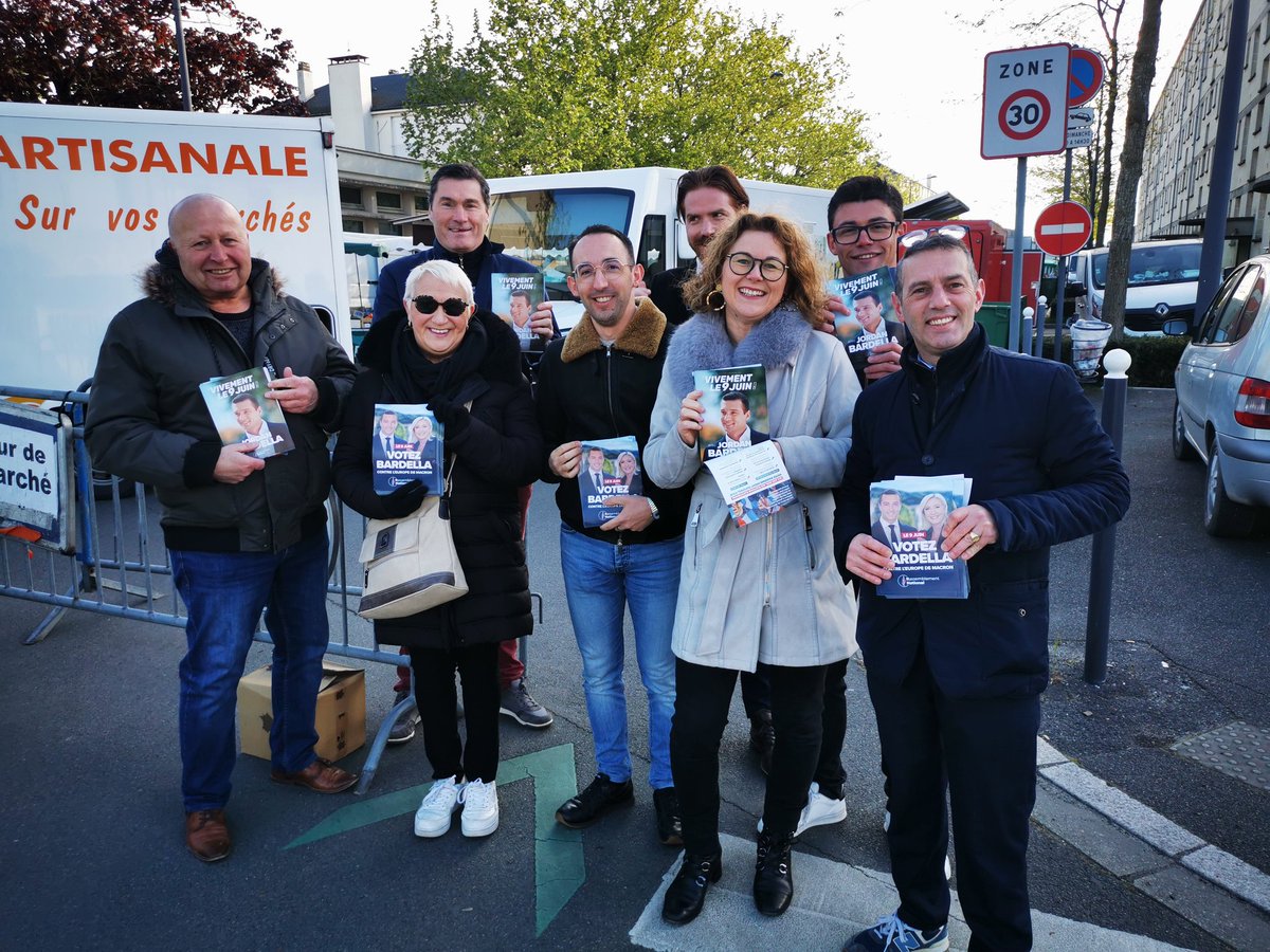 RNational_45's tweet photo. Une partie de l'équipe du @RNational_45 en mode #terrain comme toujours afin d'aller à la rencontre des FRANÇAIS 🇨🇵
#tractage #boitage et une #OP pont 🌉 sur Orléans

#VivementLe9Juin
@RNational_off @J_Bardella @MLP_officiel @groupeRN_off @GroupeID_FR https://t.co/SMXkIo7QTK