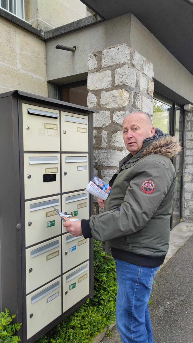 RNational_45's tweet photo. Une partie de l'équipe du @RNational_45 en mode #terrain comme toujours afin d'aller à la rencontre des FRANÇAIS 🇨🇵
#tractage #boitage et une #OP pont 🌉 sur Orléans

#VivementLe9Juin
@RNational_off @J_Bardella @MLP_officiel @groupeRN_off @GroupeID_FR https://t.co/SMXkIo7QTK