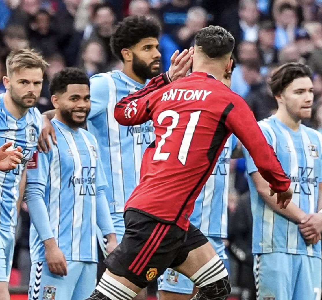 MagpieMediaX's tweet image. Coventry’s Jay Dasilva laughing as we all would if we found ourself face to face with Antony. 😂🤡 #FACup #COVMUN
