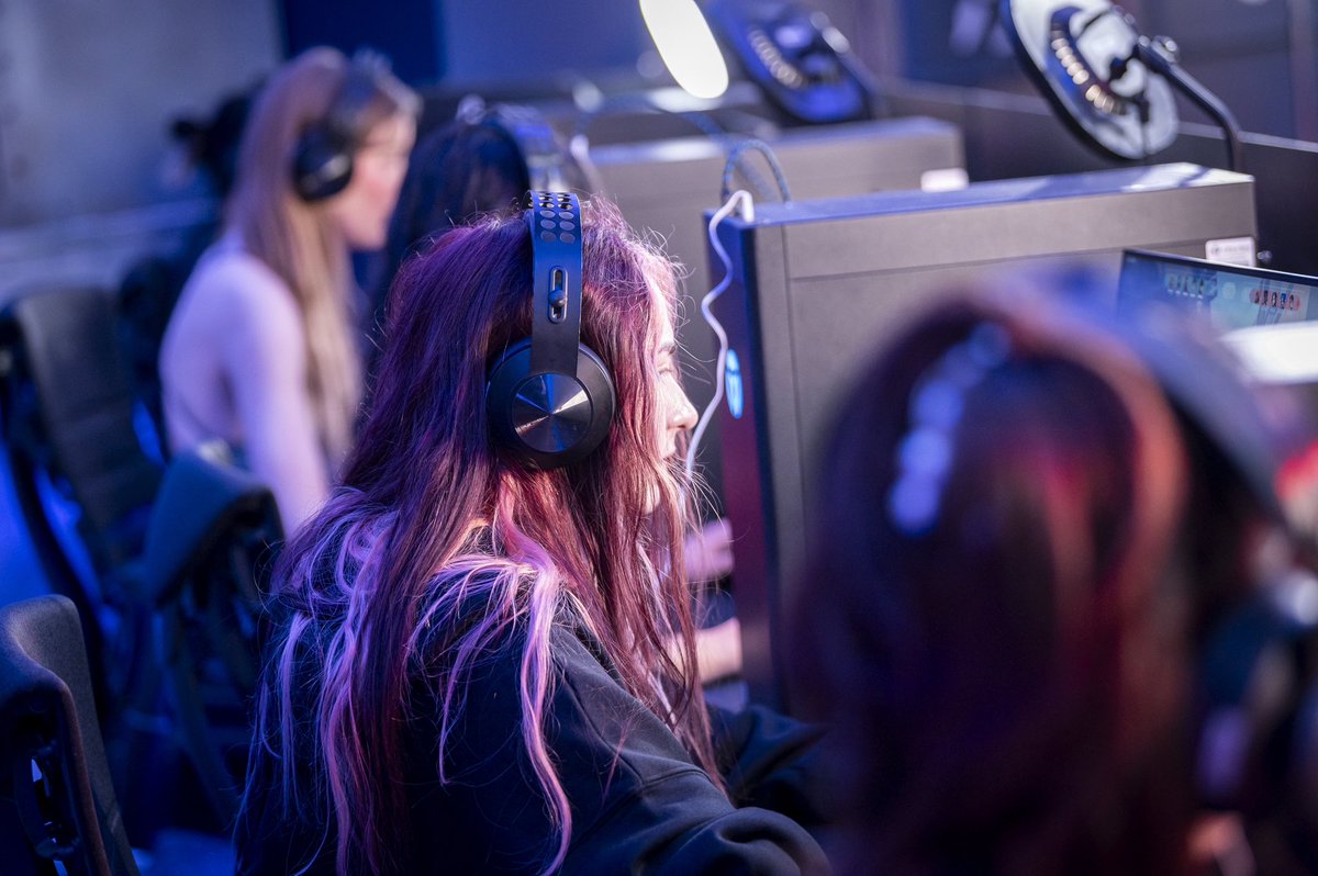 TYSM <a href="/RedBullUK/">Red Bull UK</a> for the WONDERFUL experience this weekend❤️EVERY single person was amazing and I feel so blessed meeting so many wonderful people💕
GGs to my CRACKED team <a href="/Lexie_Mariex/">Lexie🌹</a> <a href="/TaliaMar/">Talia Mar</a> <a href="/thisisnots4ra/">FNATIC sara</a> and GOAT IGL @JupiTTV ty for the carry ladies😭
Had THE best time😭❤️