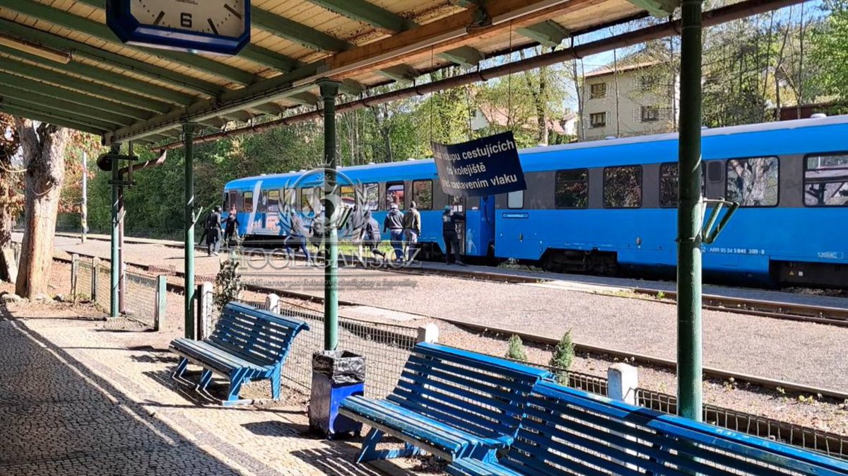 21.04.2024🇨🇿12 Slovan Liberec attacked ~50 Hradec Králové in train, after short fight Hradec defended the train (train leaved) hooligans.cz/index.php/repo…