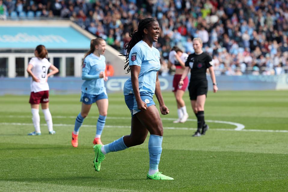 Since her first @BarclaysWSL goal at Goodison Park in September 2021, Khadija Shaw has scored 50 league goals having started just 48 games (plus nine substitute appearances). For @ForbesSports #MNCWHU forbes.com/sites/asifburh…