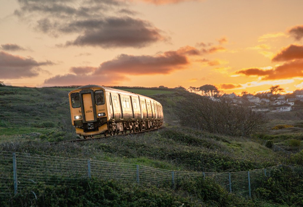 Twilight on the St Ives line. 150221 heads for St Erth just as the sun dipped out of view. @beauty_cornwall @DCRailPart @GWRHelp @networkrailwest @RailwayMagazine