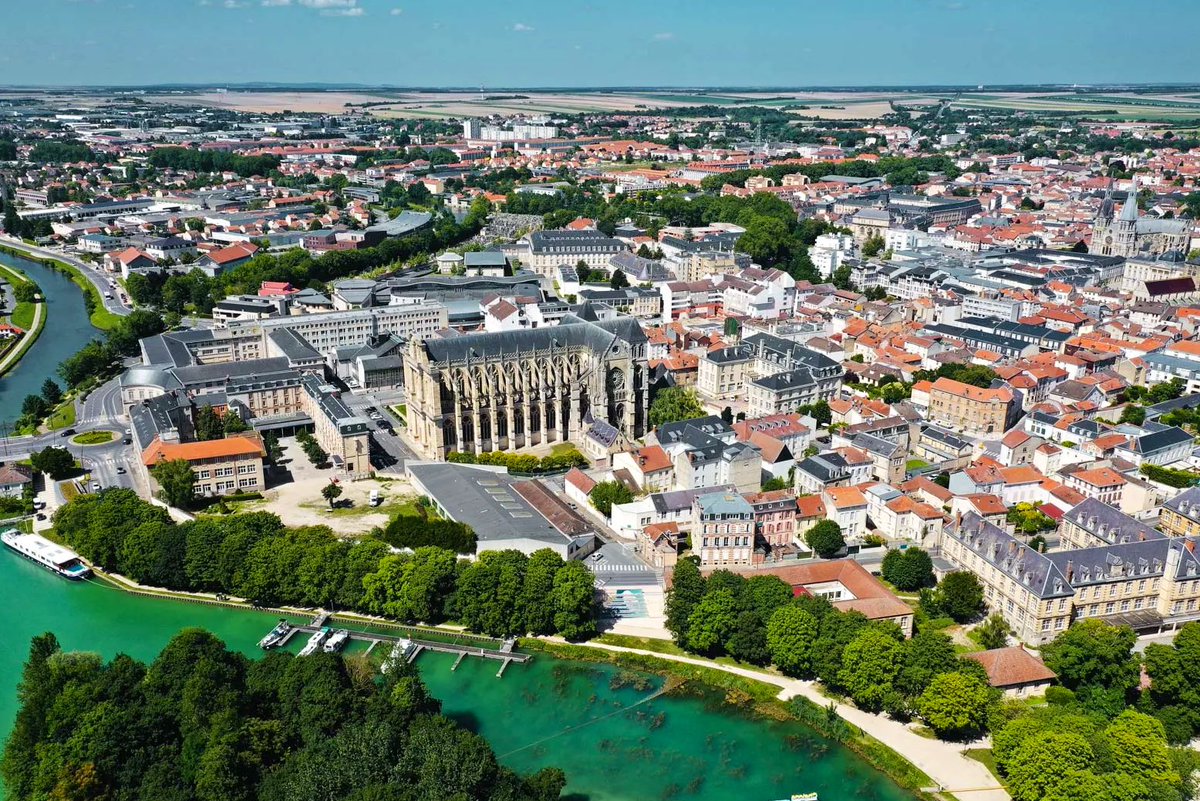 Pensées à tous les collègues qui passent à partir de demain les oraux du capes interne / de l’agrégation interne à Châlons-en-Champagne, capitale des historiens-géographes! 
▶️ Force, méthode et sérénité à toutes et à tous!