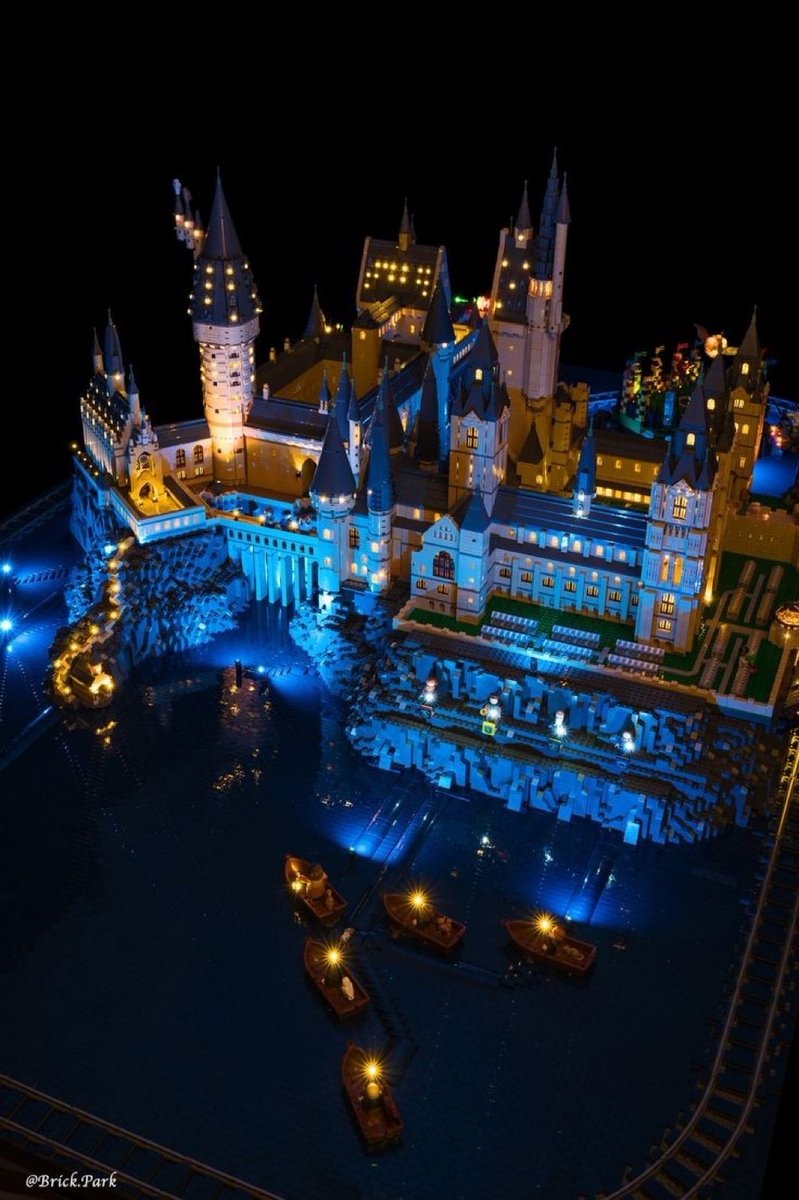 Hogwarts construido con Lego. No digas nada, sólo haz RT.