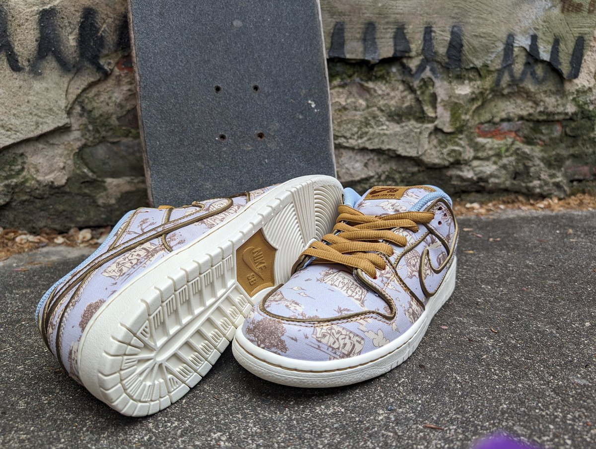 Sn3ak3r_Fr3ak3r's tweet photo. I can't believe I finally got a pair lol .. being happy for other people's #GotEm screenshots paid off .. as always, thank you @NocturnalSkate #CityOfStyle #NikeSB .. also saw this cool wall on my way home so I had to take a pic #TeamRetail https://t.co/tqG14QK9rW