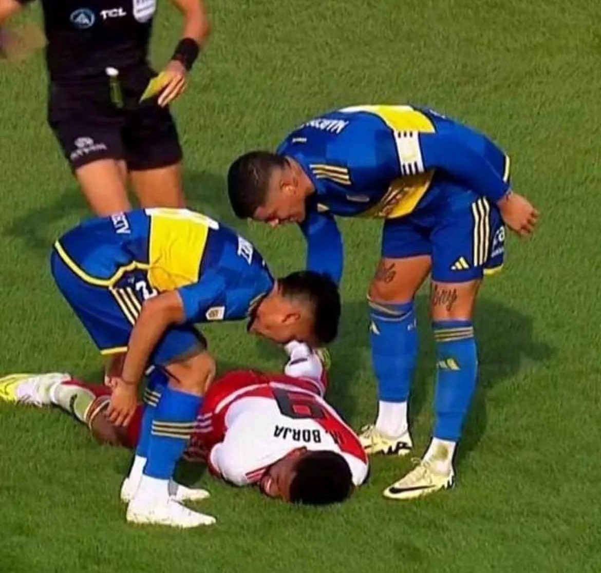 Esta imagen resume el partido que jugaron ellos y nosotros, dos de ellos gritandole a uno nuestro, defendido por nadie