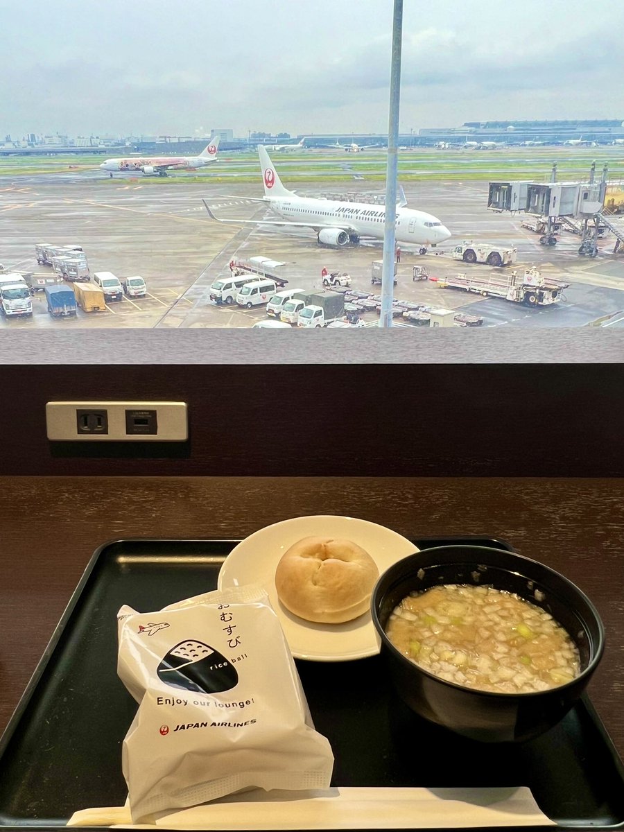 美味しいお味噌汁をいただきパワーチャージ完了です☺️ #日本航空 #ワンワールド #日航 #東京 #羽田 #ラウンジ #お味噌汁 #JapanAirlines #JAL #FlyJAL #oneworld #Tokyo #Haneda #Lounge #Misoshiru #Breakfast