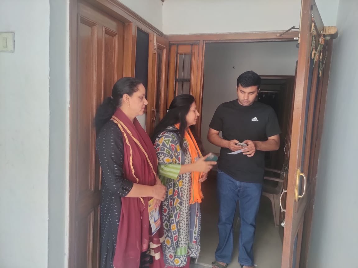 Door to door campaigning at sector 46D Booth no 368 ⁦@SanjayTandonBJP⁩ ⁦@RavinderMalik⁩ ⁦@iNirala4India⁩ ⁦@bjpravikantchd⁩ ⁦@narendramodi⁩ ⁦@JPNadda⁩