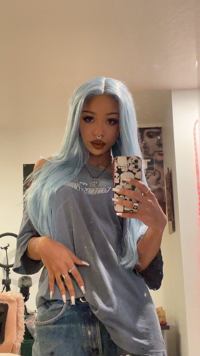 lexxiecore's tweet photo. Apparently blue hair is for old ladies?🤔 https://t.co/l2CXjuFYSJ