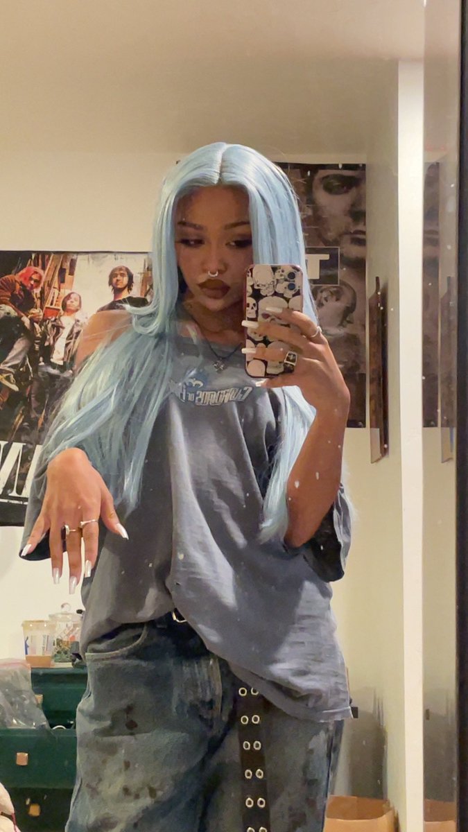 lexxiecore's tweet photo. Apparently blue hair is for old ladies?🤔 https://t.co/l2CXjuFYSJ