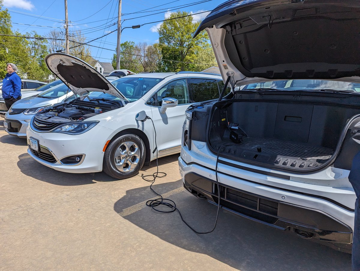 Had an issue charging a Pacifica today. Tried two different chargers, along with front and back outlets
 The chargers keep throwing errors after a few minutes? No warning from propower. #f150lightning any ideas @chargedupemily @electric_jake