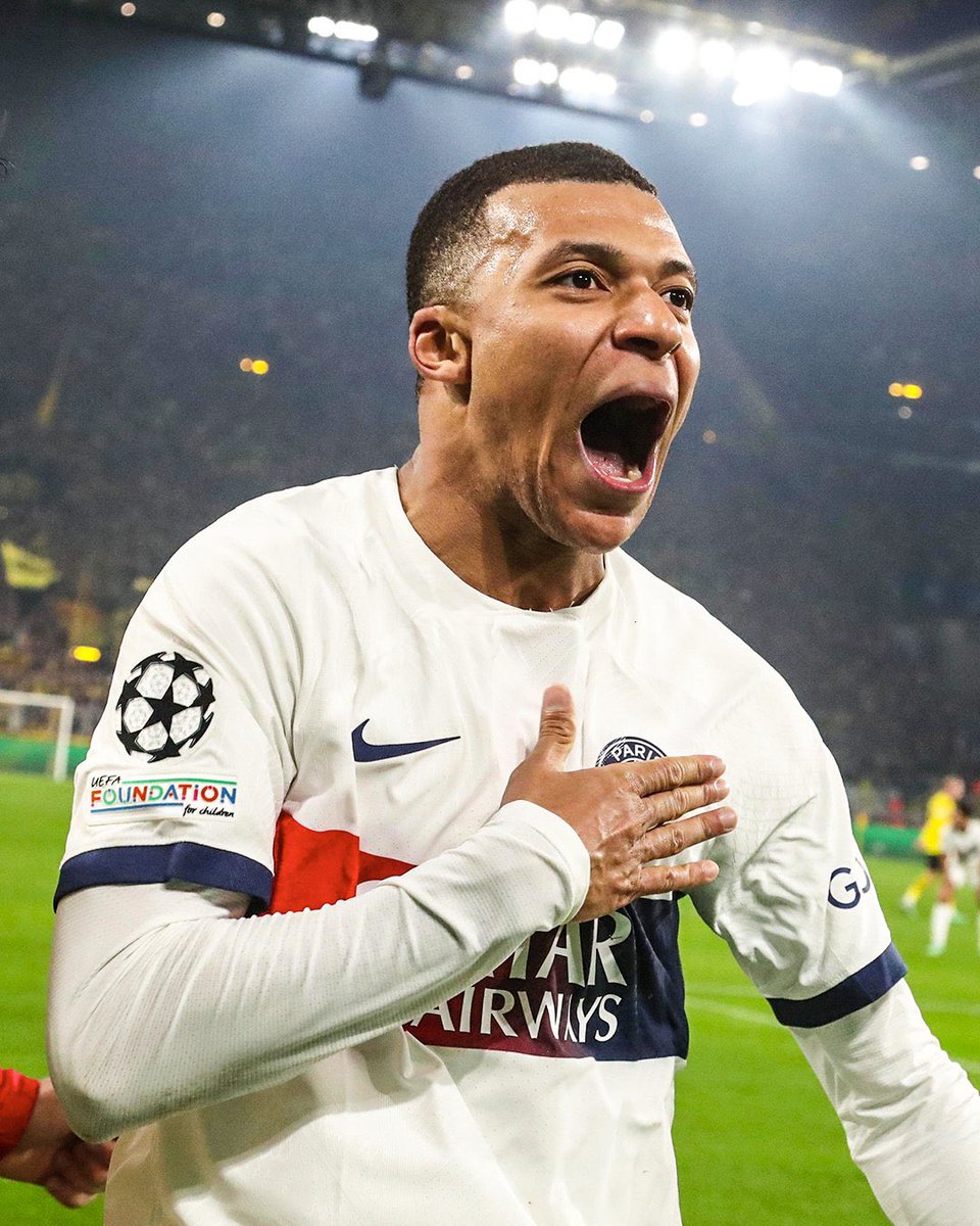 KMTimeline's tweet photo. Mbappé 23/24.          Bellingham 23/24.
🏟️49 Match                    🏟️42 Match 
⚽47 Goals                      ⚽22 Goals
🎯16 Assist                      🎯10 Assist 
63G/A                                 32G/A

The most forced debate in history. https://t.co/JmuiVmEJY5