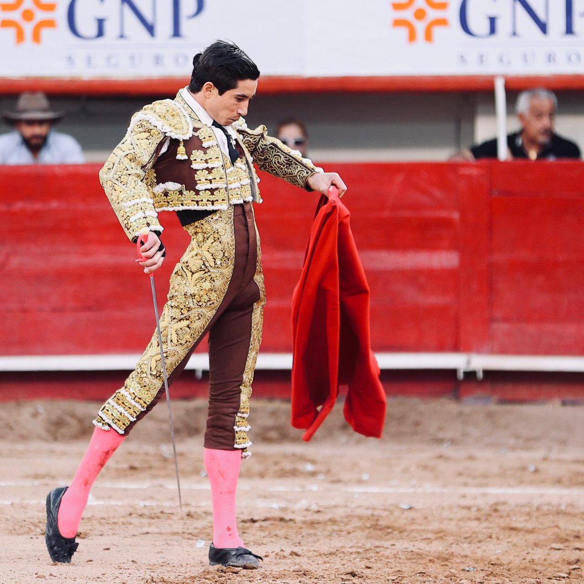 Monumental de Aguascalientes y Plaza San Marcos (@emsa_ags) on Twitter photo 🇲🇽 Ags | Vuelta al ruedo con la fuerza del público que le reconoció a <a href="/FerminArmillita/">Fermin Armillita</a>, su buena labor donde al paso dejó la clase y el temple. La espada le privó del triunfo.
#Sienteltoreo #Aguascalientes #FNSM2024 🇲🇽 Ags | Vuelta al ruedo con la fuerza del público que le reconoció a <a href="/FerminArmillita/">Fermin Armillita</a>, su buena labor donde al paso dejó la clase y el temple. La espada le privó del triunfo.
#Sienteltoreo #Aguascalientes #FNSM2024