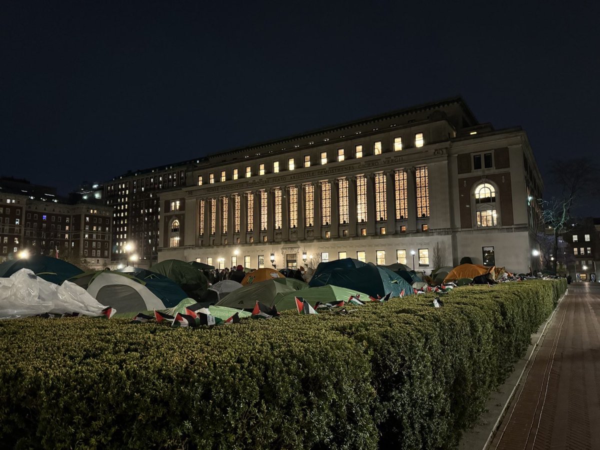 anatolium's tweet photo. Les étudiants de l’université de Columbia à New York sont en train de remporter une très émouvante victoire contre leur direction.

Alors que l’université avait fait déloger et suspendre des étudiants qui avaient installés des campements en solidarité avec la Palestine, entamant des procédures disciplinaires et faisant appel à la police, le mouvement ne fait que se renforcer.

Ce soir, ce sont des dizaines de nouvelles tentes qui ont fleurit.

Les étudiantes qui ont lancé ce mouvement @ColumbiaSJP dont @bluepashminas & la française @maryamalwan ont failli le payer très cher.

Quelque chose me dit désormais que c’est la direction de l’université qui a de quoi s’inquiéter.

Félicitations et pensées.

Seule la lutte libère.