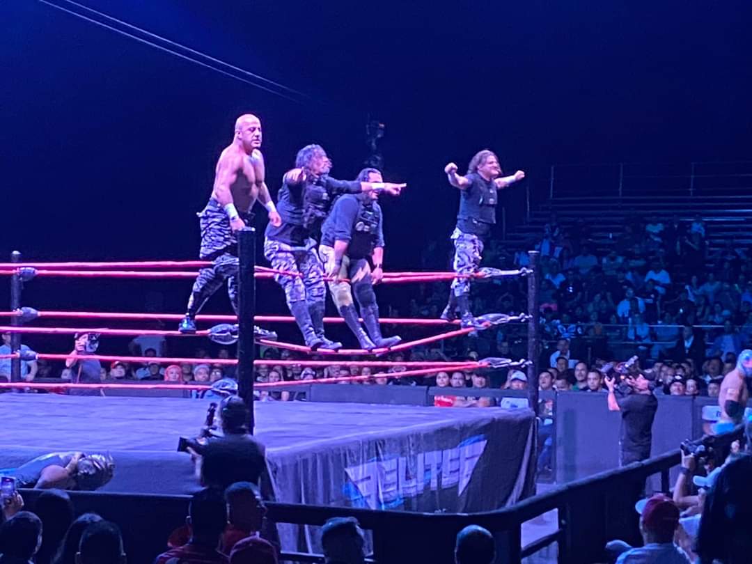LaTijeraLucha's tweet photo. En una movida batalla, el bando técnico integrado por #ReyHorus, #XtremTiger y #DiosDelInframundo se llevan la victoria por vía de la descalificación cuando intervienen llegando de vestidores #CartaBravaJr para apoyar a #SuperFly, #TitoSantana y #MochoCotaJr... https://t.co/ljZUrZlrmp