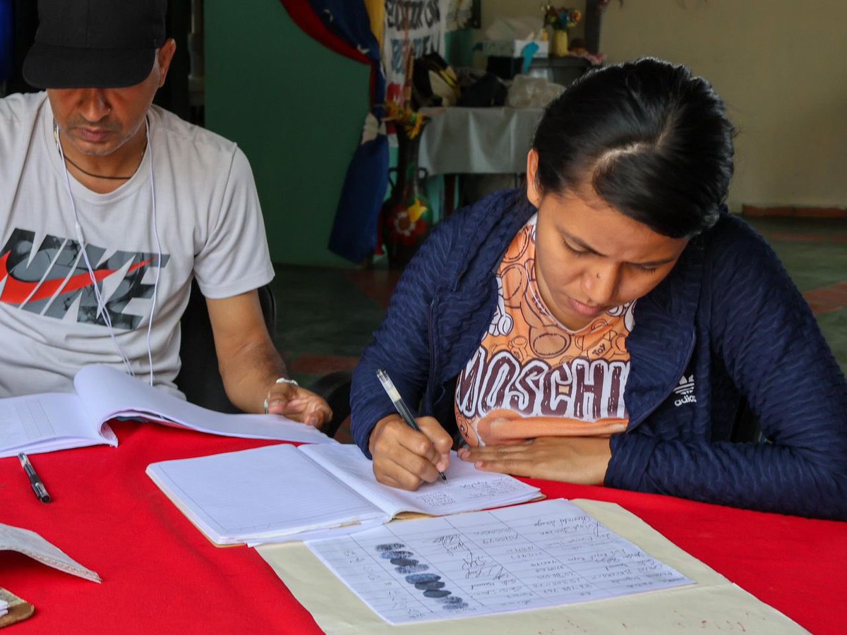 Conversamos con varios parlamentarios de las comunas sobre la jornada de hoy y como ha sido el compromiso del pueblo con sus proyectos y la voluntad de resolución de problemas en sus territorios. Que madurez y claridad la de nuestro pueblo. Comuna o Nada!!