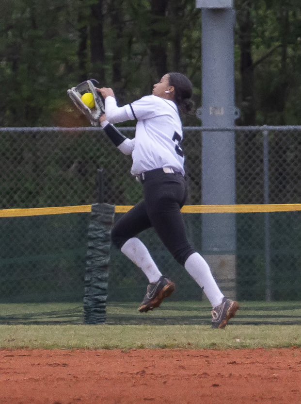 AvaCoop5's tweet photo. I played CF this weekend on an Teo Caymol 18u team, and an amazing parent caught a pic of me running this bomb down at the fence. 
@ExtraInningSB @impactcaymol 
#gratefulforparents https://t.co/wa9LJmqLsG