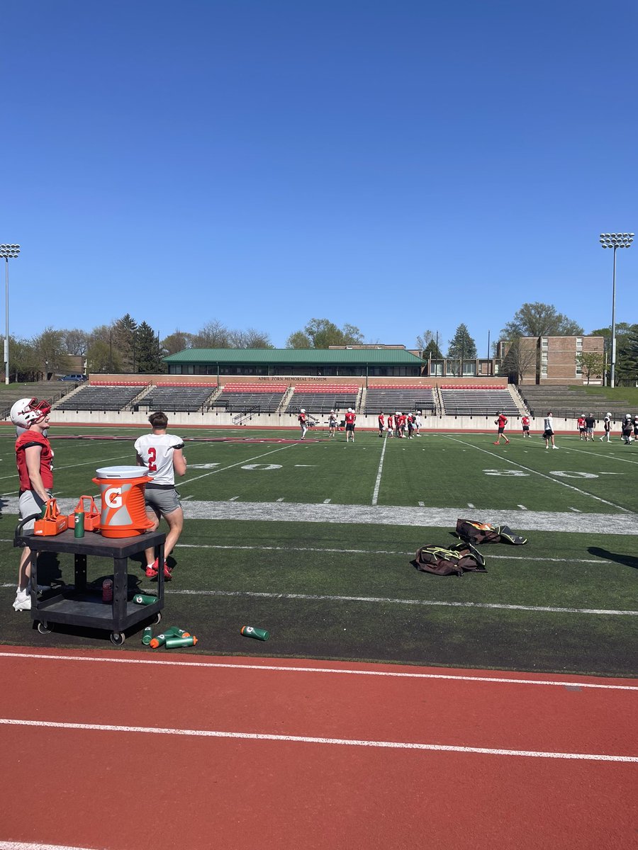 Big thanks to <a href="/CoachJHealy/">Coach Jack Healy</a> for having me out to come check out <a href="/RollScotsFB/">Monmouth College Football</a>! Had a great time checking out campus and learning more about the team. Love the energy and competitiveness at practice!
#RollScots