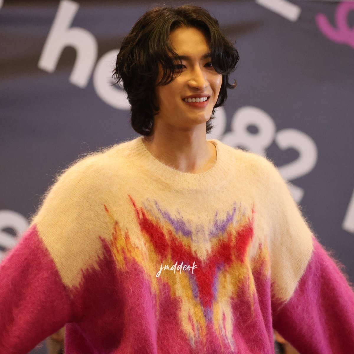 seonghwa looks so pretty at today's fansign