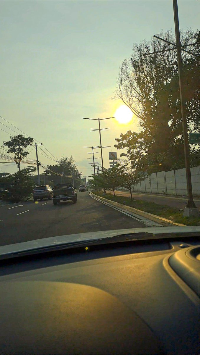 Usualmente trabajo domingos, y de milagro me ofrecieron libre hoy, pero llovió temprano y oré y dije: Señor si de verdad queres ser bueno conmigo sería detallazo que salga el sol, y bueno, Gracias Dios, siempre sos bueno.