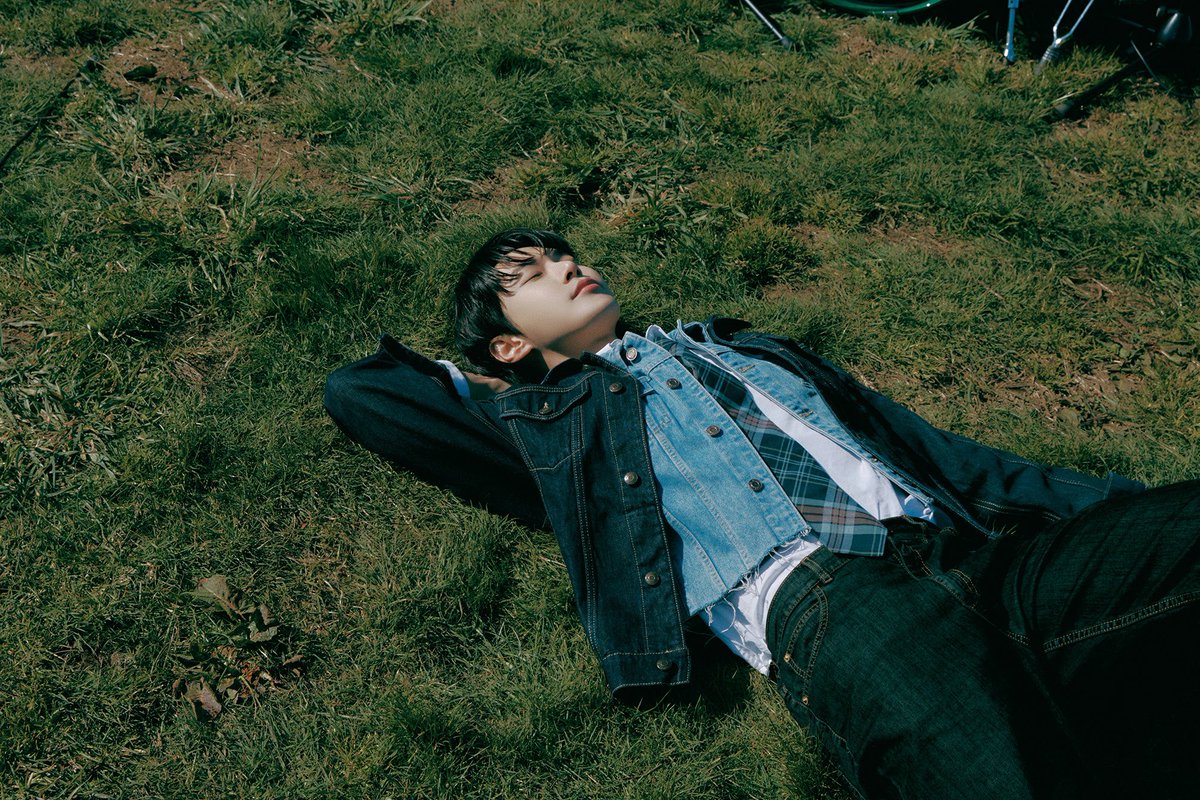 NCTsmtown's tweet photo. ‘솔로 데뷔 D-DAY’ 도영, 첫 번째 앨범 ‘청춘의 포말’ 오늘 발매!
청춘 향한 세레나데 총 10곡 수록! 도영의 감성으로 채운 에세이 같은 앨범! 
오후 4시 30분 스페셜 라이브→오후 6시 전곡 음원+타이틀 곡 ‘반딧불’ MV 공개!

https://t.co/yxt3Azu7ib

#DOYOUNG #도영 #청춘의포말
#DOYOUNG_청춘의포말
#DOYOUNG_청춘의포말_YOUTH
#NCT #NCT127