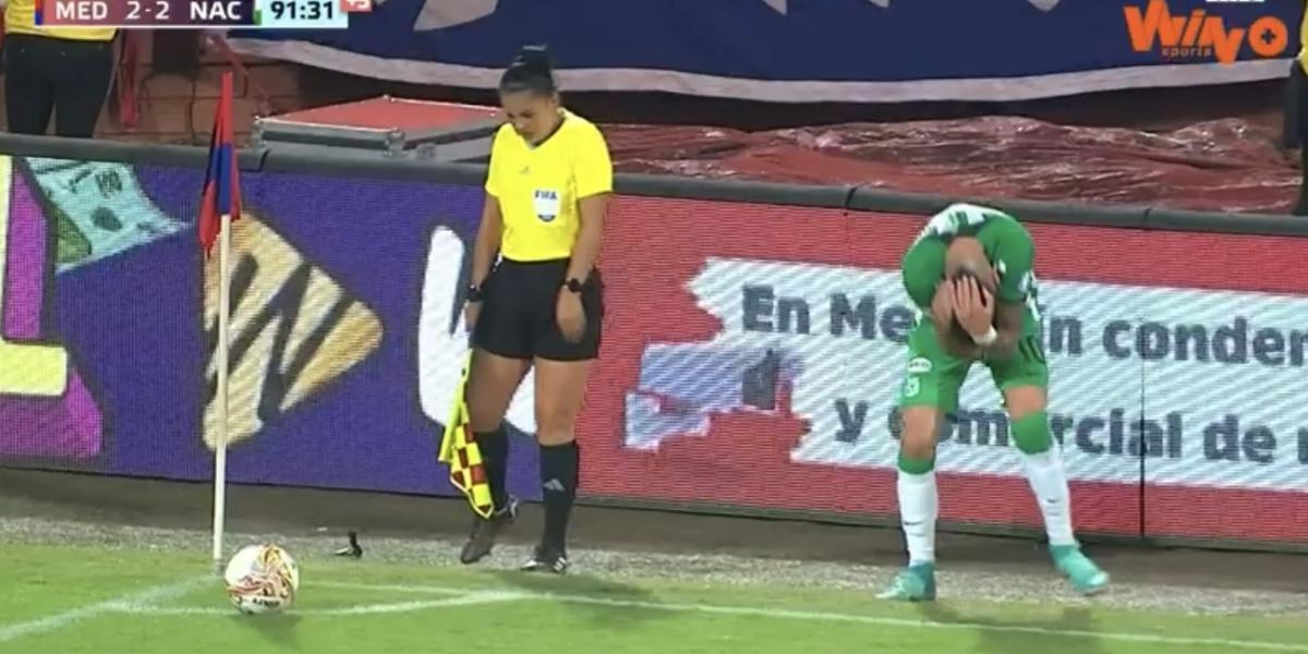 🚨#Atención | Impactan a Pablo Cepellini en la cabeza en el clásico Medellín-Nacional con una navaja. ➡️ eltiempo.com/deportes/futbo…
