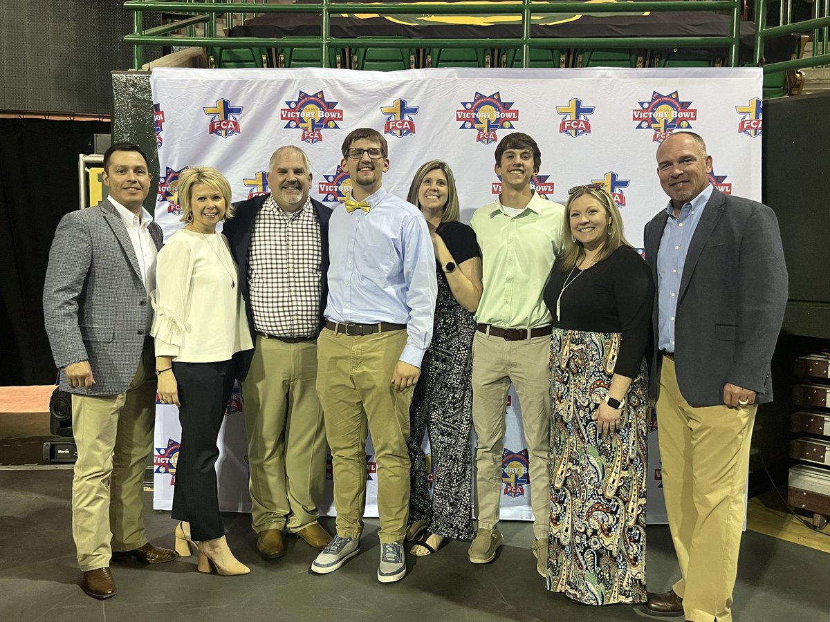 What an honor to attend the FCA banquet for @MaxWidacki tonight! A great time celebrating this young man’s commitment to his faith, a game he loves, and to Killeen High School! Thank you Max for leading the way for our future Roos!! #FAMILY @KilleenISD_ @AthleticsKISD @KHSRoos