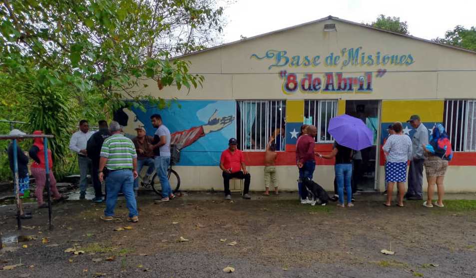 #Barinas || Con buena disposición los habitantes del Sector Mi Jardín, acudieron al Centro Electoral Base de Misiones 8 de abril, parroquia Ramón Ignacio Méndez, para votar por los proyectos comunales.     #PoderPopularEnVanguardia
<a href="/NicolasMaduro/">Nicolás Maduro</a>
<a href="/GuyVernaez/">Guy Vernáez Hernández</a>
<a href="/EulaliaTabares/">Eulalia Tabares</a>