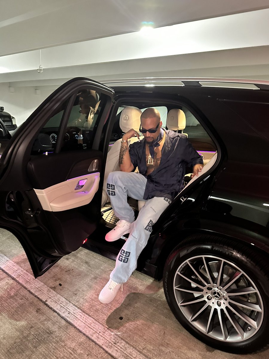 SWAG_CRAZ's tweet image. Cheers to 36!