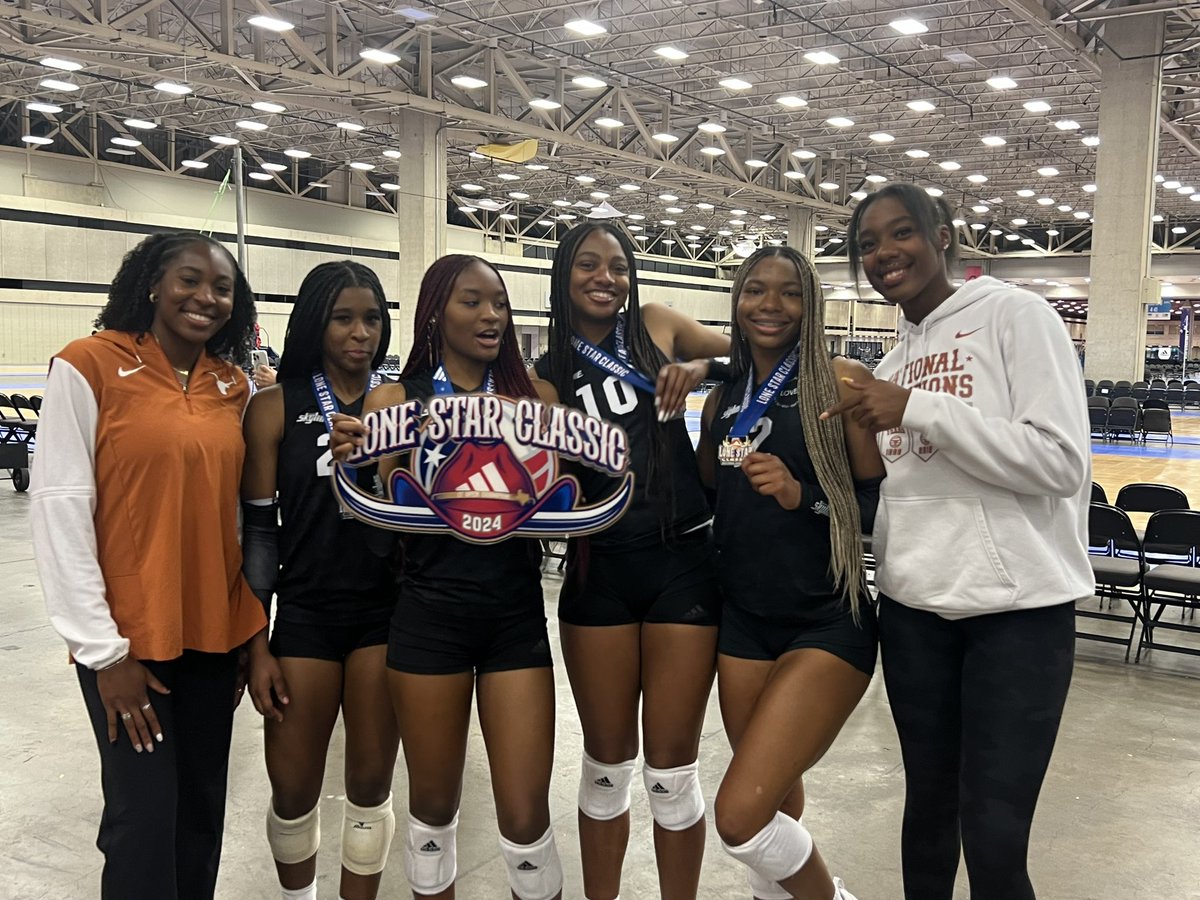 Those Lady Longhorns were in the building handing out Championship medals 🥇. Shoutout to @Reaganrutherfrd from @TexasVolleyball for stopping by and showing those Skyline girls some love at the Lone Star Classic. #MoCityGirls #SiennaGirls #SkylineGirls