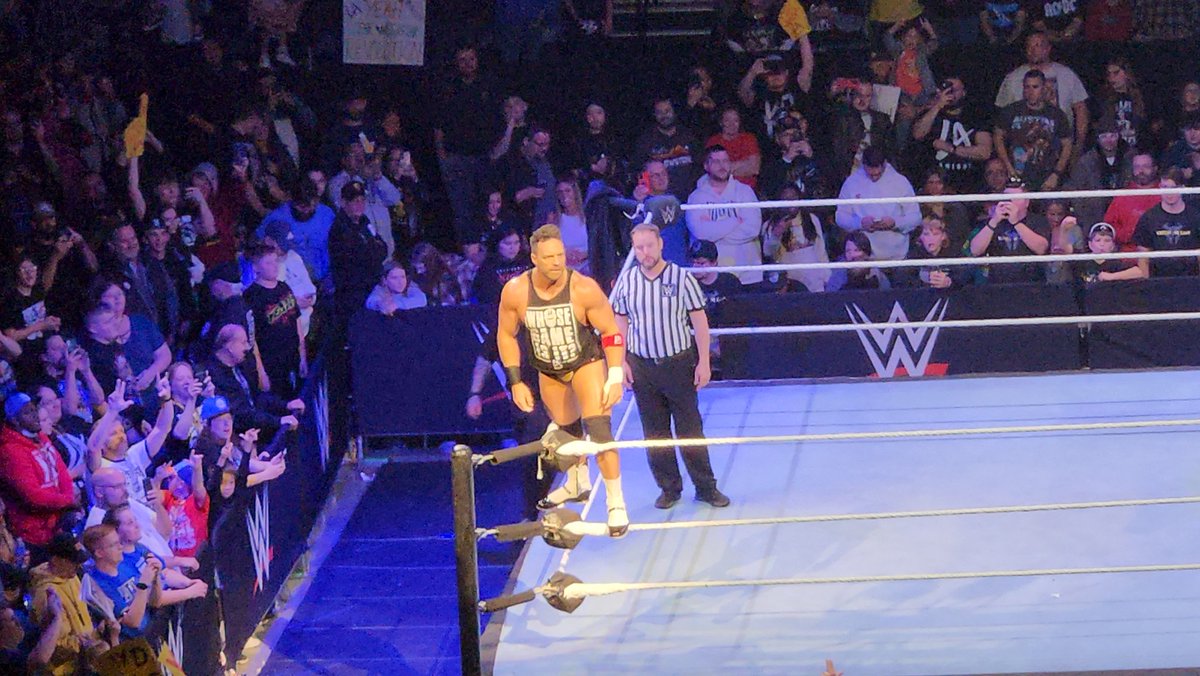 YEAHRevolution_'s tweet photo. LA Knightโs entrance last night in Fort Wayne, Indiana!
๐ฅ @TJ_Aporia_YT
#WWEFtWayne #YEAHRevolution @RealLAKnight https://t.co/Un1ycCitQV