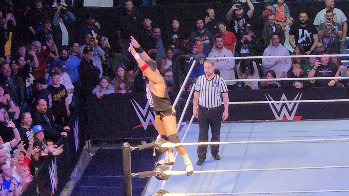YEAHRevolution_'s tweet photo. LA Knightโs entrance last night in Fort Wayne, Indiana!
๐ฅ @TJ_Aporia_YT
#WWEFtWayne #YEAHRevolution @RealLAKnight https://t.co/Un1ycCitQV