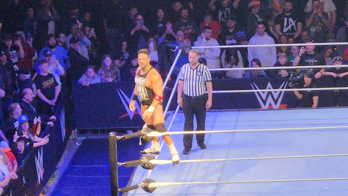 YEAHRevolution_'s tweet photo. LA Knightโs entrance last night in Fort Wayne, Indiana!
๐ฅ @TJ_Aporia_YT
#WWEFtWayne #YEAHRevolution @RealLAKnight https://t.co/Un1ycCitQV