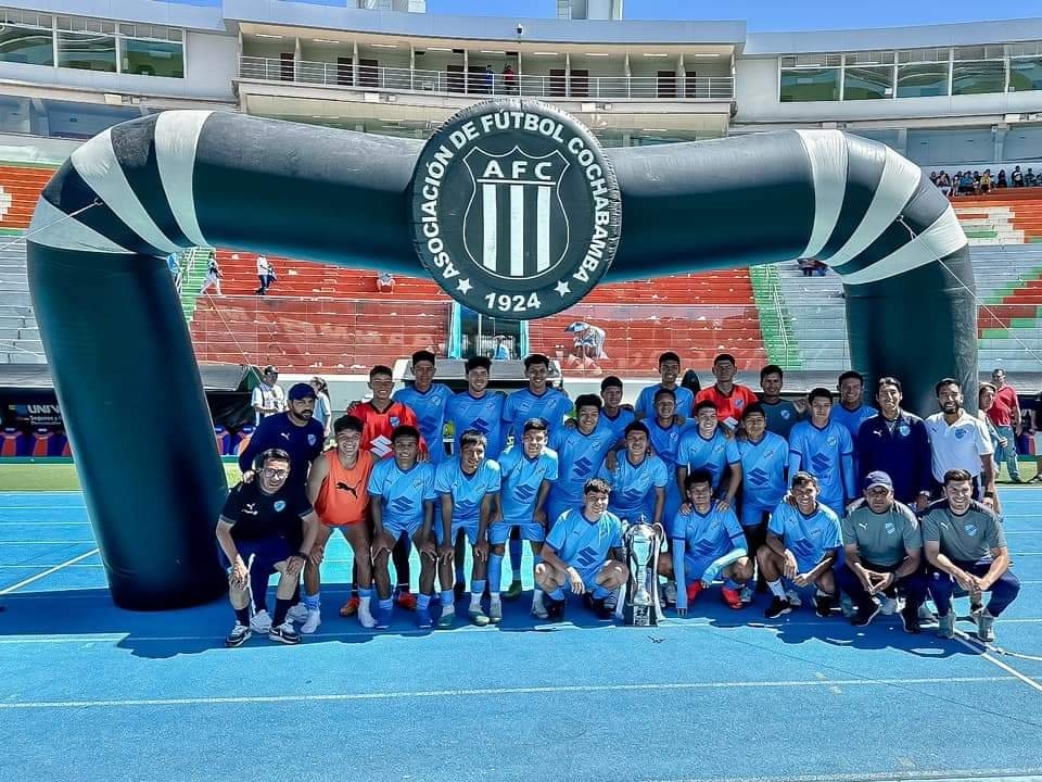 KinioCrack's tweet photo. #CopaCentenario | Terminó el torneo que organizó la AFC por su centenario!!

Blooming venció por penales a The Strongest y se quedó con el título. Bolívar derrotó a la Selección Sub 19 por 3-2 y quedó tercero.

Podio :
🥇 @BloomingOficial 
🥈 @ClubStrongest 
🥉 @Bolivar_Oficial https://t.co/3V2iSFKsV0