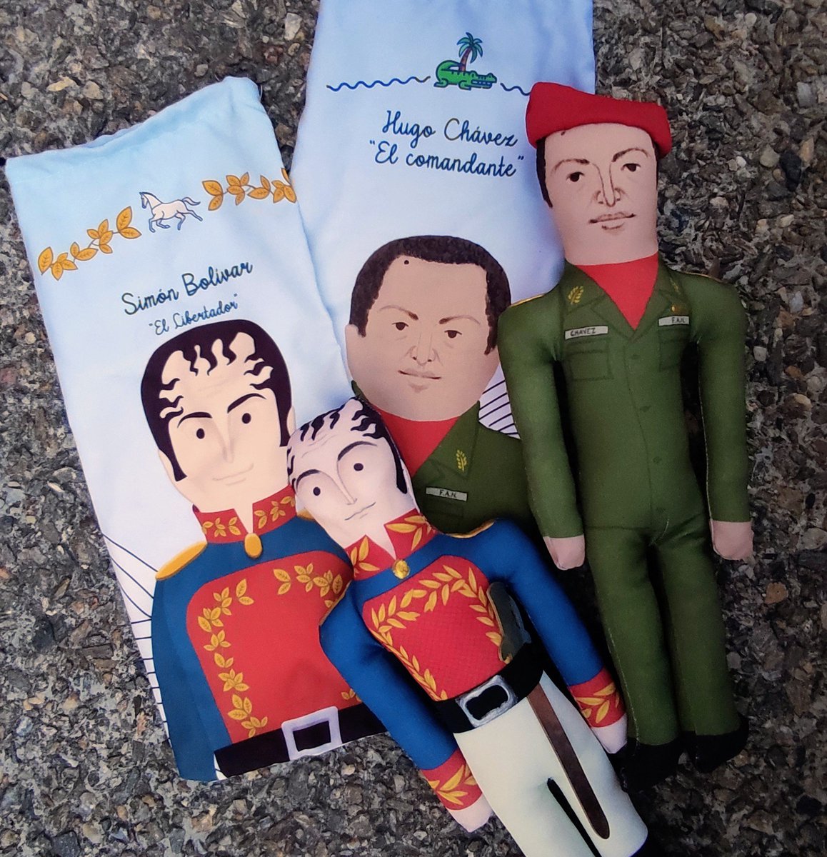 Hace un par de días una turista brasilera radicada en México me contactó para comprarme estos dos muñecos para llevar de regalo. Hoy fui a hacerle su entrega y al recibirlos me dijo: '¡tus muñecos son muy famosos entre la gente de izquierda!'