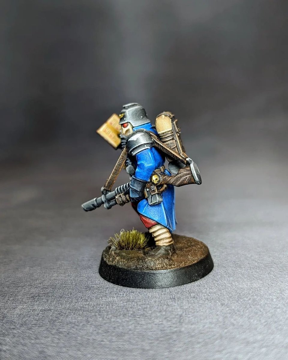 This model caught my eye not only for it's lovely, clean paintjob, but a few of you keen eyed folks might sense that you've seen this paintscheme somewhere before... (hint: 🥖) Beautiful 'lil mini painted up by rafflespaints40k (IG)