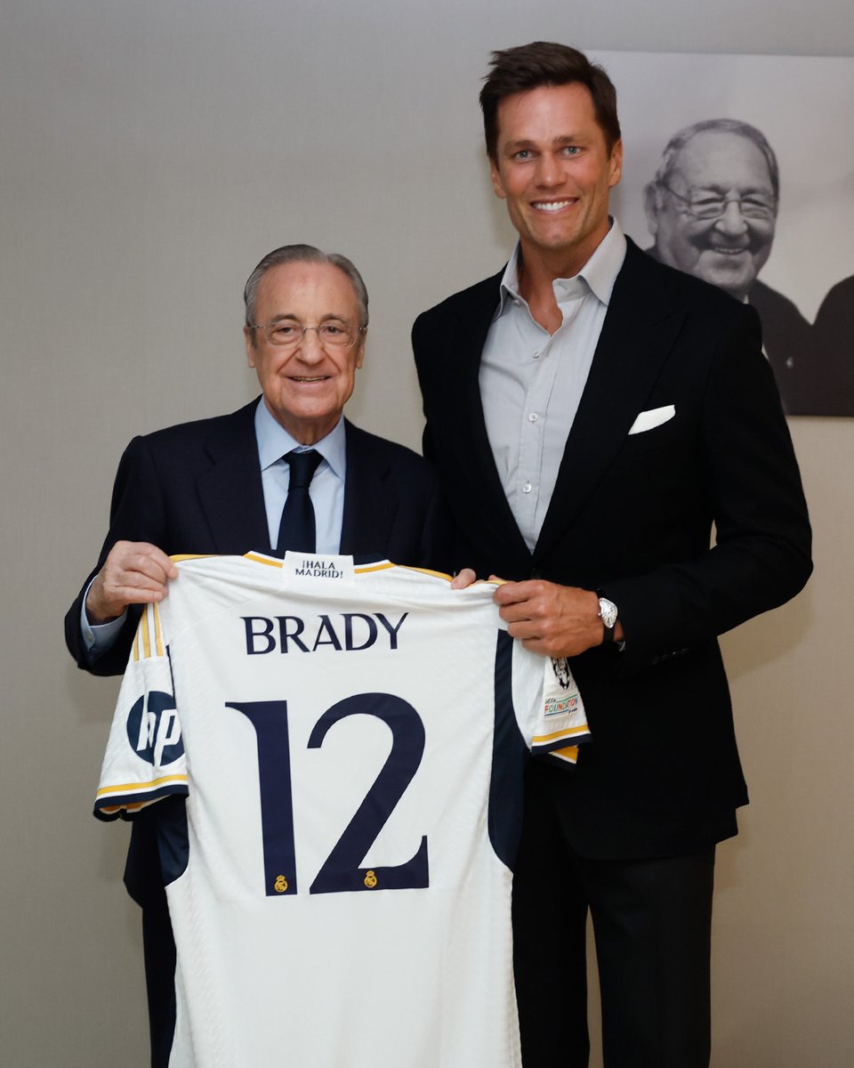 Lo del Real Madrid y la NFL es una historia de amor 🥰 En 2025 veremos un partido de fútbol americano en el Bernabéu, y Tom Brady ya ha visto un Clásico en el estadio blanco Mucho nivel 🤝 📸 @realmadrid